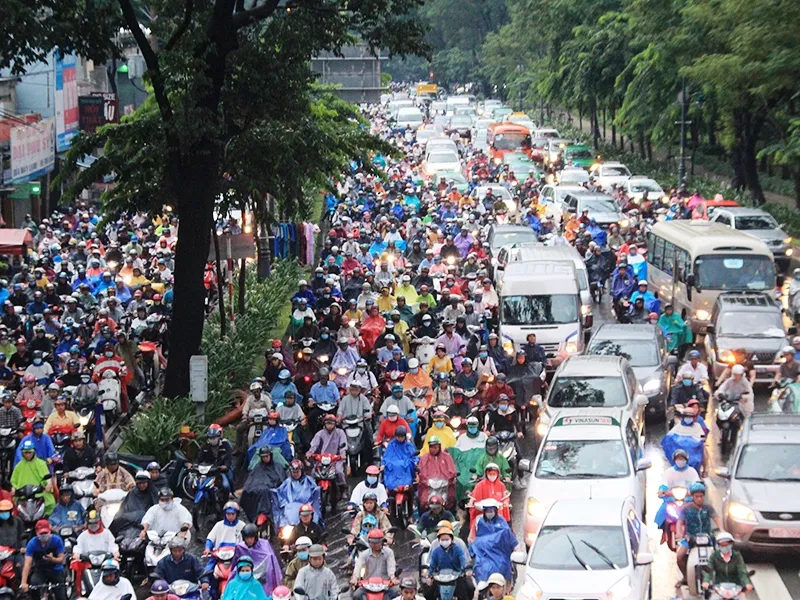 Tại đường Trần Quốc Hoàn, hàng ngàn phương tiện lưu chuyển khó khăn